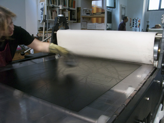 Tu sei un albero io sono un sasso, Inchiostrazione e stampa delle matrici.