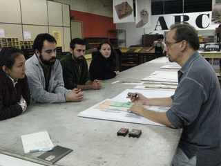 Oficinas de creatividade, Incontri esterni. Tipografia Creativa. Incontro con Claudio Rocha (nella foto mentre mostra fogli di archivio) e Marcos Mello nella sede di Oficina Tipográfica São Paulo.