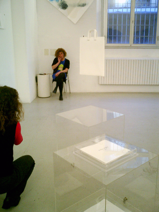 Nuvola da Viaggio. A Slice of Sky, Galleria Derbylius. Carla Roncato e Mascia Manunza durante il montaggio dell'esposizione