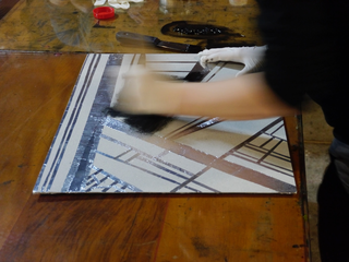 Oficinas de creatividade, Collografia. Differenze di risultato in base all'utilizzo al tipo di supporto e ai materiali addizionali.